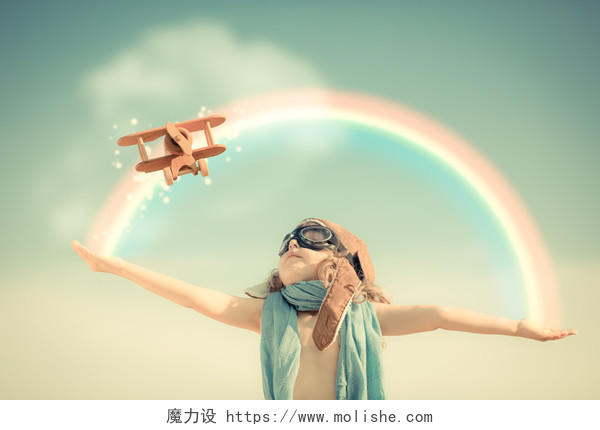 快乐的孩子玩玩具飞机夏季天空背景